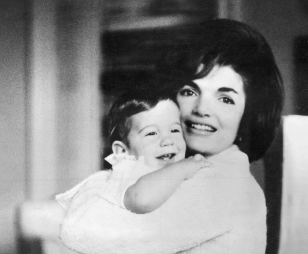 Vì sao Đệ nhất phu nhân Mỹ coi Madonna là 'vết nhơ' của gia tộc Kennedy?