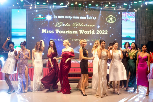 Vòng đại xoè 1.000 người ở Sơn La chào đón Hoa hậu Du lịch Thế giới 2022