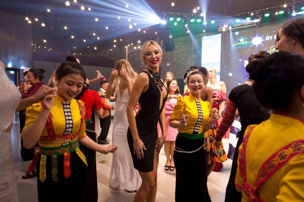 Vòng đại xoè 1.000 người ở Sơn La chào đón Hoa hậu Du lịch Thế giới 2022