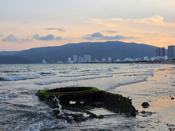 Xác xe tăng bất ngờ xuất hiện rồi biến mất tại bãi biển Quy Nhơn