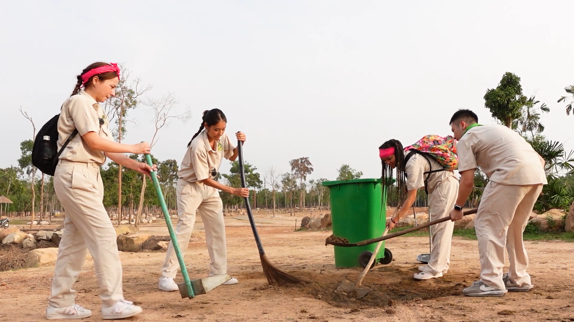 Á hậu Thảo Nhi Lê và Dino Vũ dọn chuồng tê giác tại 