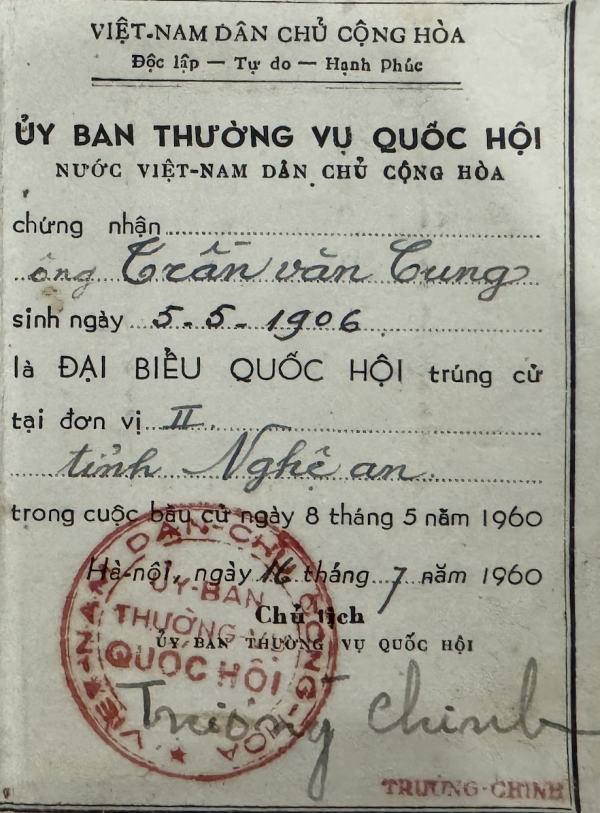 Đại biểu Quốc hội Trần Văn Cung sôi nổi tại nghị trường Đại biểu Quốc hội Trần Văn Cung sôi nổi tại nghị trường