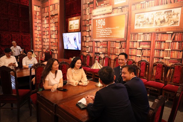Đại học Đông Dương bừng sáng cùng áo dài Le Mur sau 120 năm Đại học Đông Dương bừng sáng cùng áo dài Le Mur sau 120 năm