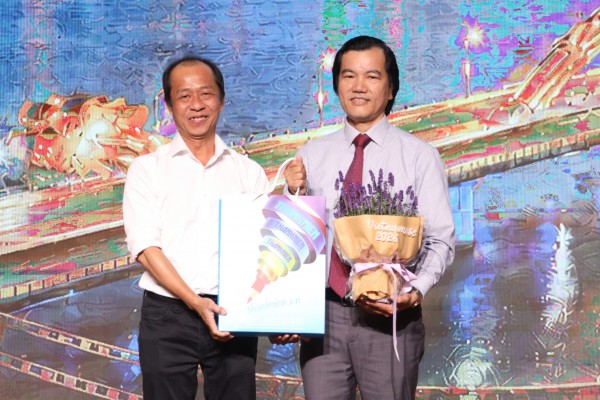 'Đạo diễn trăm tỉ' Nguyễn Quang Dũng, Lê Thiện Viễn 'tiếp lửa' làm phim đến sinh viên