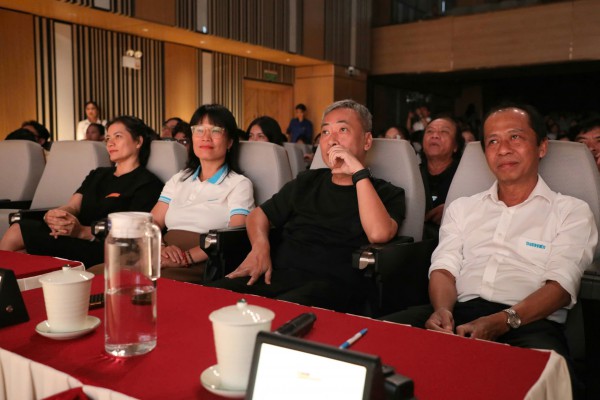 'Đạo diễn trăm tỉ' Nguyễn Quang Dũng, Lê Thiện Viễn 'tiếp lửa' làm phim đến sinh viên
