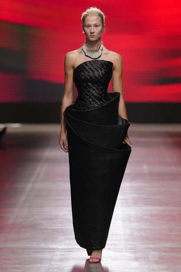 Để NTK Việt được trình diễn ở quốc tế, điều gì quan trọng?