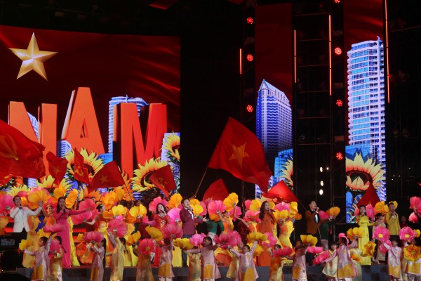 Đêm thành phố lung linh cùng 'Ánh sáng niềm tin và khát vọng'