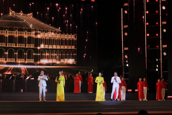 Đêm thành phố lung linh cùng 'Ánh sáng niềm tin và khát vọng'