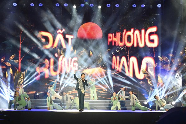 Đoàn phim 'Mưa đỏ' giao lưu với khán giả trong mưa