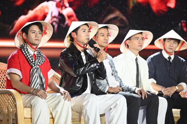 Đoàn phim 'Mưa đỏ' giao lưu với khán giả trong mưa