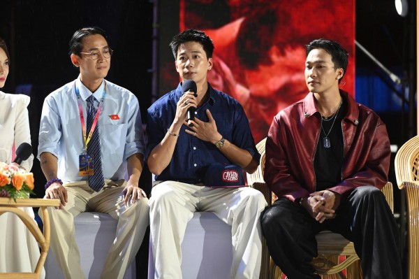 Đoàn phim 'Mưa đỏ' giao lưu với khán giả trong mưa