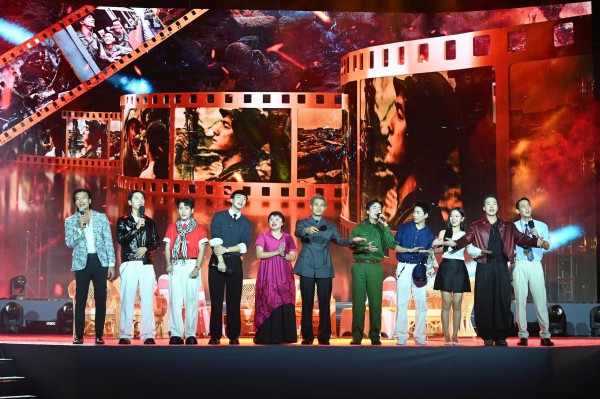 Đoàn phim 'Mưa đỏ' giao lưu với khán giả trong mưa