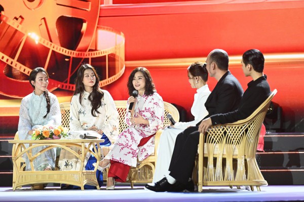 Đoàn phim 'Mưa đỏ' giao lưu với khán giả trong mưa