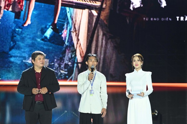 Đoàn phim 'Mưa đỏ' giao lưu với khán giả trong mưa