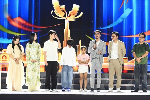 Đoàn phim 'Mưa đỏ' giao lưu với khán giả trong mưa