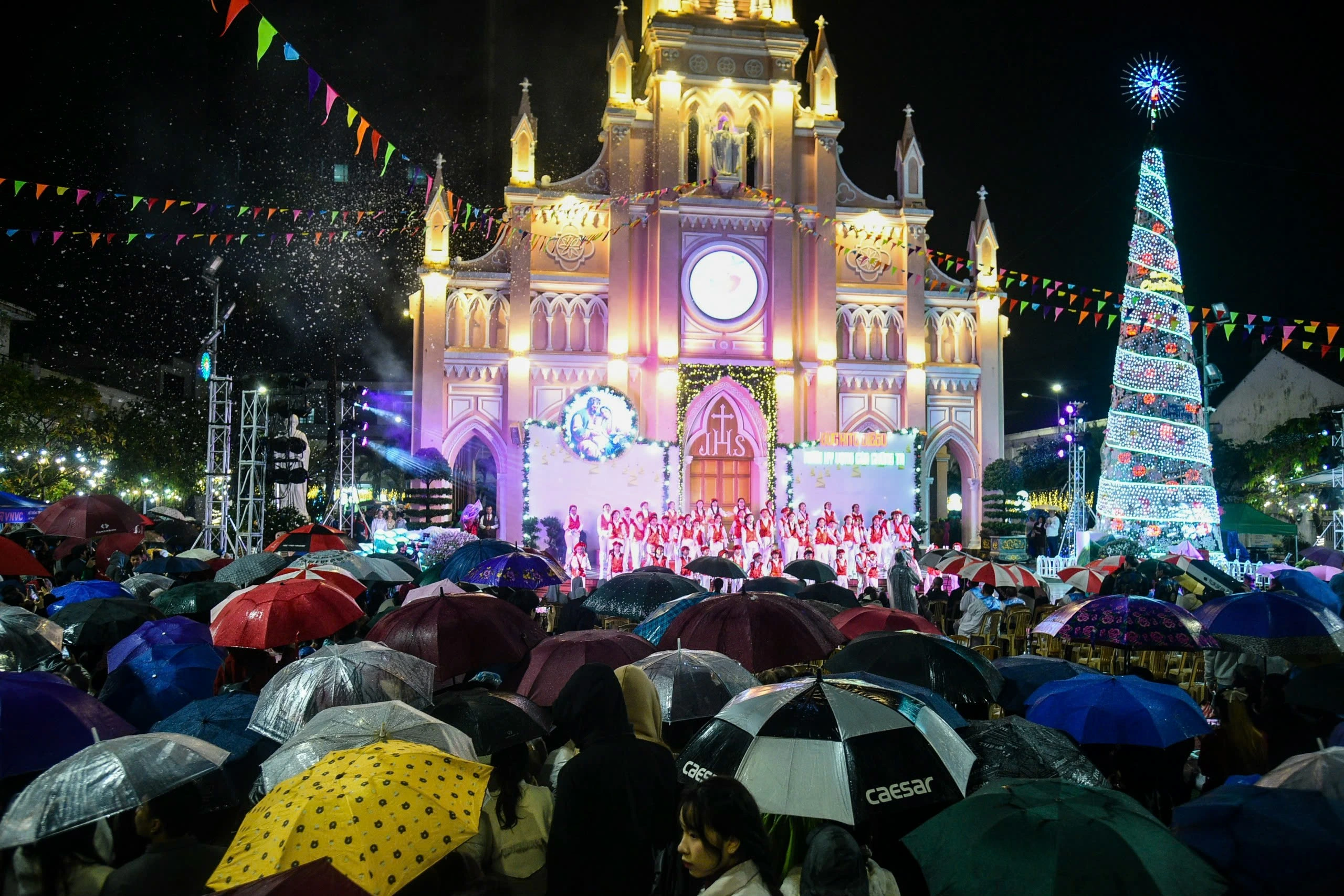 Đội mưa đón Giáng sinh ở nhà thờ Con Gà: 'Noel phải có đủ mưa và lạnh'