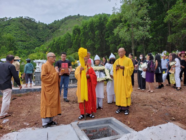 Đưa tiễn vợ chồng nhà văn Hoàng Phủ Ngọc Tường và nhà thơ Lâm Thị Mỹ Dạ