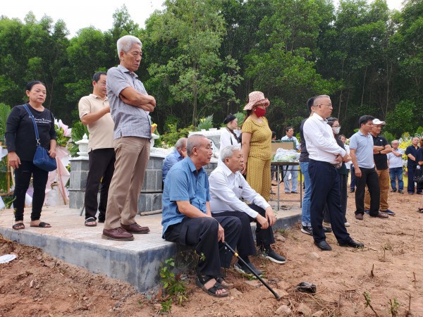 Đưa tiễn vợ chồng nhà văn Hoàng Phủ Ngọc Tường và nhà thơ Lâm Thị Mỹ Dạ