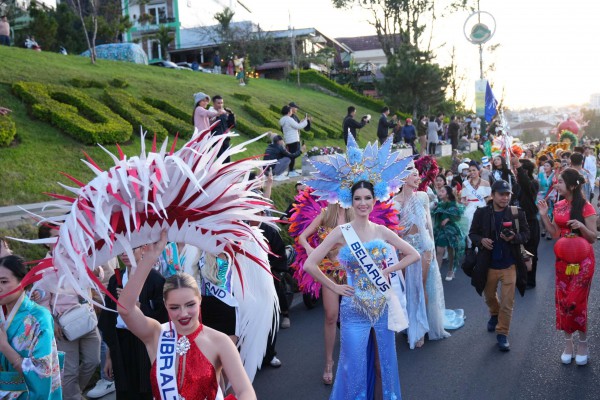 Đường phố Đà Lạt rực rỡ sắc màu cùng 80 hoa hậu diễu hành Tea Carnival Đường phố Đà Lạt rực rỡ sắc màu cùng 80 hoa hậu diễu hành Tea Carnival