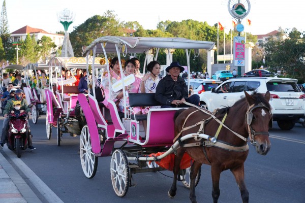 Đường phố Đà Lạt rực rỡ sắc màu cùng 80 hoa hậu diễu hành Tea Carnival Đường phố Đà Lạt rực rỡ sắc màu cùng 80 hoa hậu diễu hành Tea Carnival