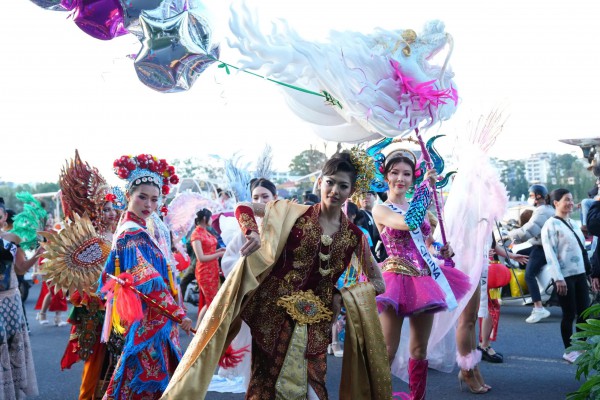 Đường phố Đà Lạt rực rỡ sắc màu cùng 80 hoa hậu diễu hành Tea Carnival Đường phố Đà Lạt rực rỡ sắc màu cùng 80 hoa hậu diễu hành Tea Carnival