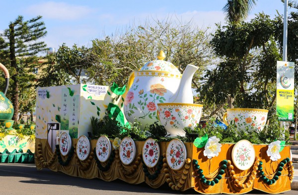 Đường phố Đà Lạt rực rỡ sắc màu cùng 80 hoa hậu diễu hành Tea Carnival Đường phố Đà Lạt rực rỡ sắc màu cùng 80 hoa hậu diễu hành Tea Carnival