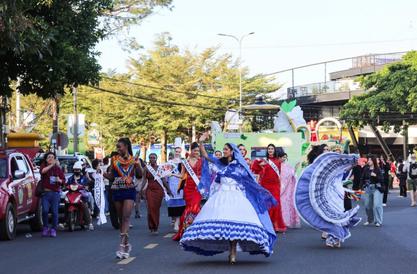 Đường phố Đà Lạt rực rỡ sắc màu cùng 80 hoa hậu diễu hành Tea Carnival Đường phố Đà Lạt rực rỡ sắc màu cùng 80 hoa hậu diễu hành Tea Carnival