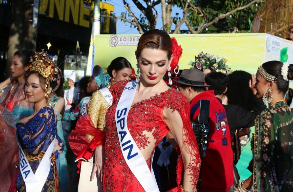 Đường phố Đà Lạt rực rỡ sắc màu cùng 80 hoa hậu diễu hành Tea Carnival Đường phố Đà Lạt rực rỡ sắc màu cùng 80 hoa hậu diễu hành Tea Carnival