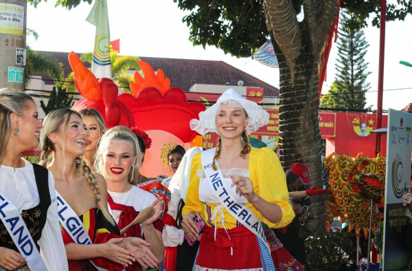 Đường phố Đà Lạt rực rỡ sắc màu cùng 80 hoa hậu diễu hành Tea Carnival Đường phố Đà Lạt rực rỡ sắc màu cùng 80 hoa hậu diễu hành Tea Carnival