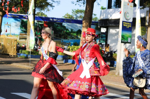 Đường phố Đà Lạt rực rỡ sắc màu cùng 80 hoa hậu diễu hành Tea Carnival Đường phố Đà Lạt rực rỡ sắc màu cùng 80 hoa hậu diễu hành Tea Carnival