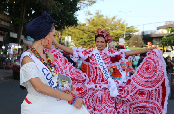 Đường phố Đà Lạt rực rỡ sắc màu cùng 80 hoa hậu diễu hành Tea Carnival Đường phố Đà Lạt rực rỡ sắc màu cùng 80 hoa hậu diễu hành Tea Carnival