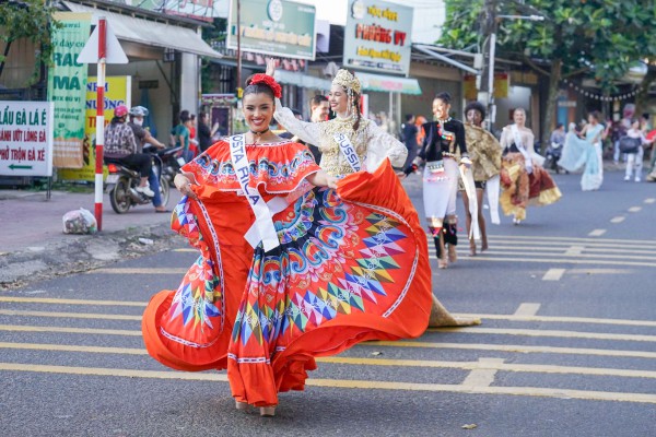 Đường phố Đà Lạt rực rỡ sắc màu cùng 80 hoa hậu diễu hành Tea Carnival Đường phố Đà Lạt rực rỡ sắc màu cùng 80 hoa hậu diễu hành Tea Carnival