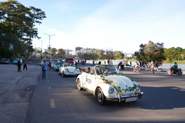 Đường phố Đà Lạt rực rỡ sắc màu cùng 80 hoa hậu diễu hành Tea Carnival Đường phố Đà Lạt rực rỡ sắc màu cùng 80 hoa hậu diễu hành Tea Carnival