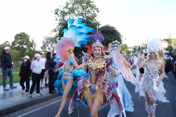 Đường phố Đà Lạt rực rỡ sắc màu cùng 80 hoa hậu diễu hành Tea Carnival Đường phố Đà Lạt rực rỡ sắc màu cùng 80 hoa hậu diễu hành Tea Carnival