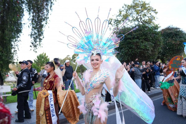 Đường phố Đà Lạt rực rỡ sắc màu cùng 80 hoa hậu diễu hành Tea Carnival Đường phố Đà Lạt rực rỡ sắc màu cùng 80 hoa hậu diễu hành Tea Carnival