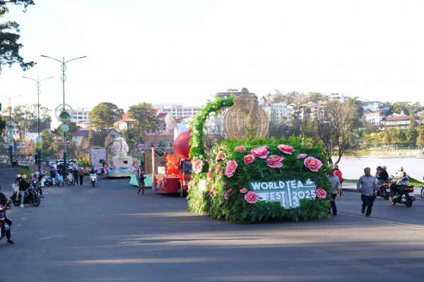 Đường phố Đà Lạt rực rỡ sắc màu cùng 80 hoa hậu diễu hành Tea Carnival Đường phố Đà Lạt rực rỡ sắc màu cùng 80 hoa hậu diễu hành Tea Carnival
