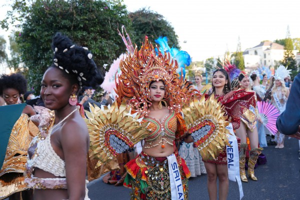 Đường phố Đà Lạt rực rỡ sắc màu cùng 80 hoa hậu diễu hành Tea Carnival Đường phố Đà Lạt rực rỡ sắc màu cùng 80 hoa hậu diễu hành Tea Carnival
