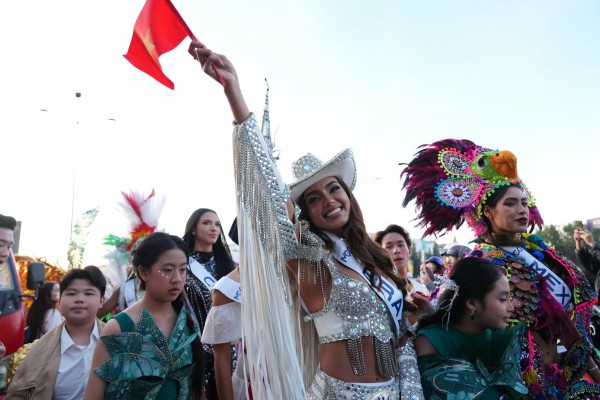 Đường phố Đà Lạt rực rỡ sắc màu cùng 80 hoa hậu diễu hành Tea Carnival Đường phố Đà Lạt rực rỡ sắc màu cùng 80 hoa hậu diễu hành Tea Carnival