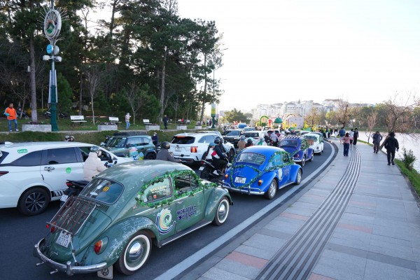 Đường phố Đà Lạt rực rỡ sắc màu cùng 80 hoa hậu diễu hành Tea Carnival Đường phố Đà Lạt rực rỡ sắc màu cùng 80 hoa hậu diễu hành Tea Carnival