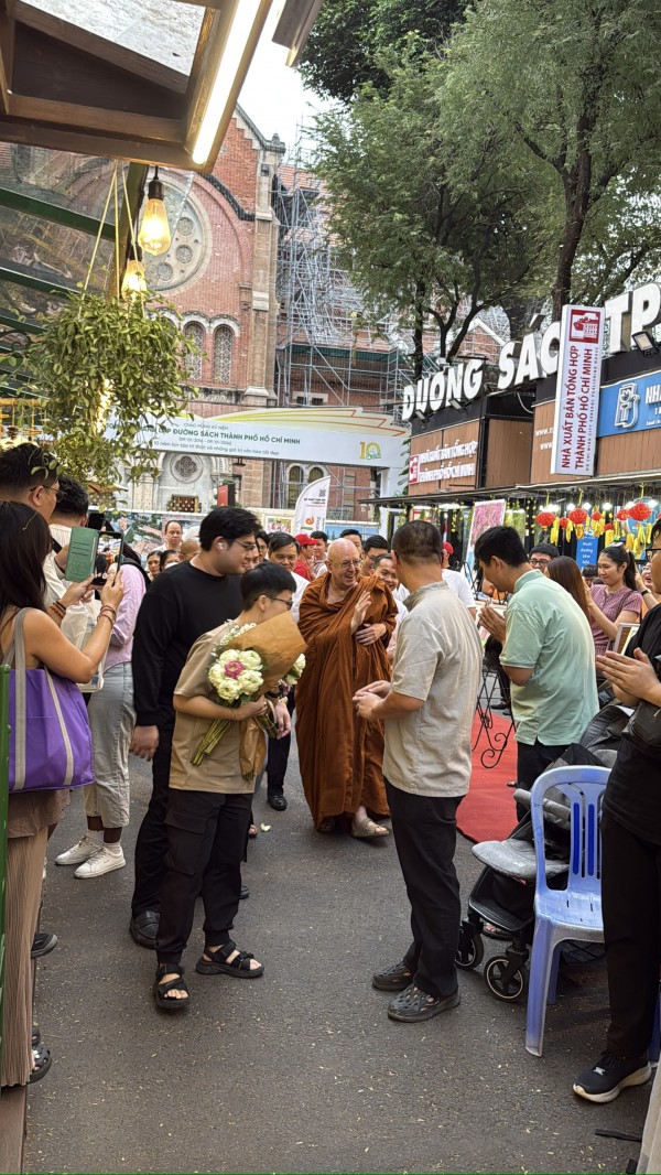Đường sách TP.HCM nồng hậu đón thiền sư Ajahn Brahm - tác giả 'Mở cửa trái tim'