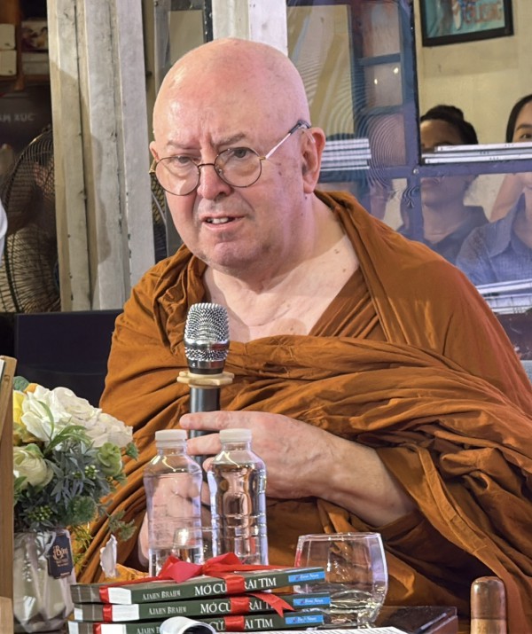 Đường sách TP.HCM nồng hậu đón thiền sư Ajahn Brahm - tác giả 'Mở cửa trái tim'