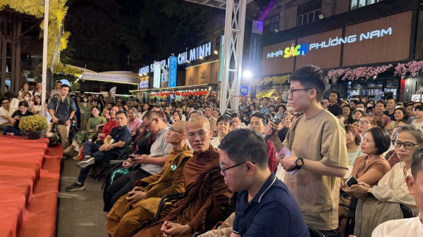 Đường sách TP.HCM nồng hậu đón thiền sư Ajahn Brahm - tác giả 'Mở cửa trái tim'
