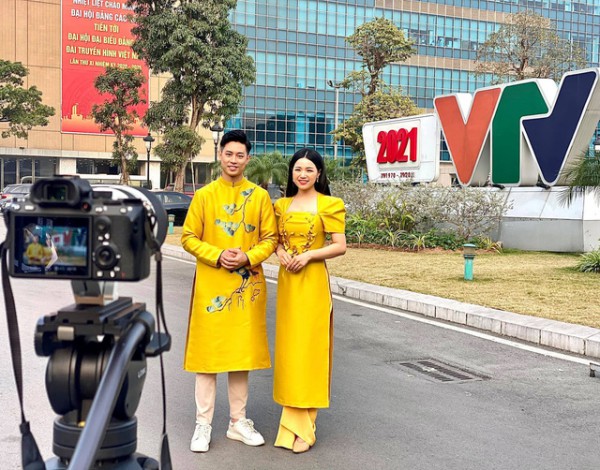 Cặp nữ MC xinh đẹp của "VTV kết nối" rạng rỡ trong áo dài