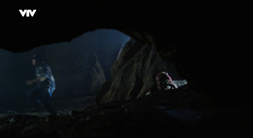 Cuộc chiến không giới tuyến – Tập 36: Hang ổ buôn ma tuý bại lộ, Thào A Hề như ngồi trên đống lửa Cuộc chiến không giới tuyến – Tập 36: Hang ổ buôn ma tuý bại lộ, Thào A Hề như ngồi trên đống lửa