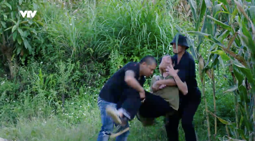 Cuộc chiến không giới tuyến – Tập 36: Hang ổ buôn ma tuý bại lộ, Thào A Hề như ngồi trên đống lửa Cuộc chiến không giới tuyến – Tập 36: Hang ổ buôn ma tuý bại lộ, Thào A Hề như ngồi trên đống lửa