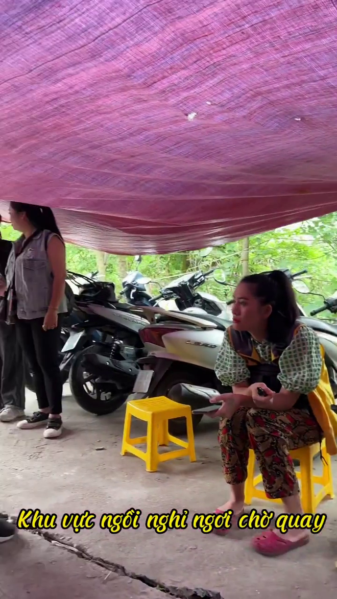 Cuộc đời vẫn đẹp sao: Theo chân Điền khám phá hậu trường xóm gầm cầu