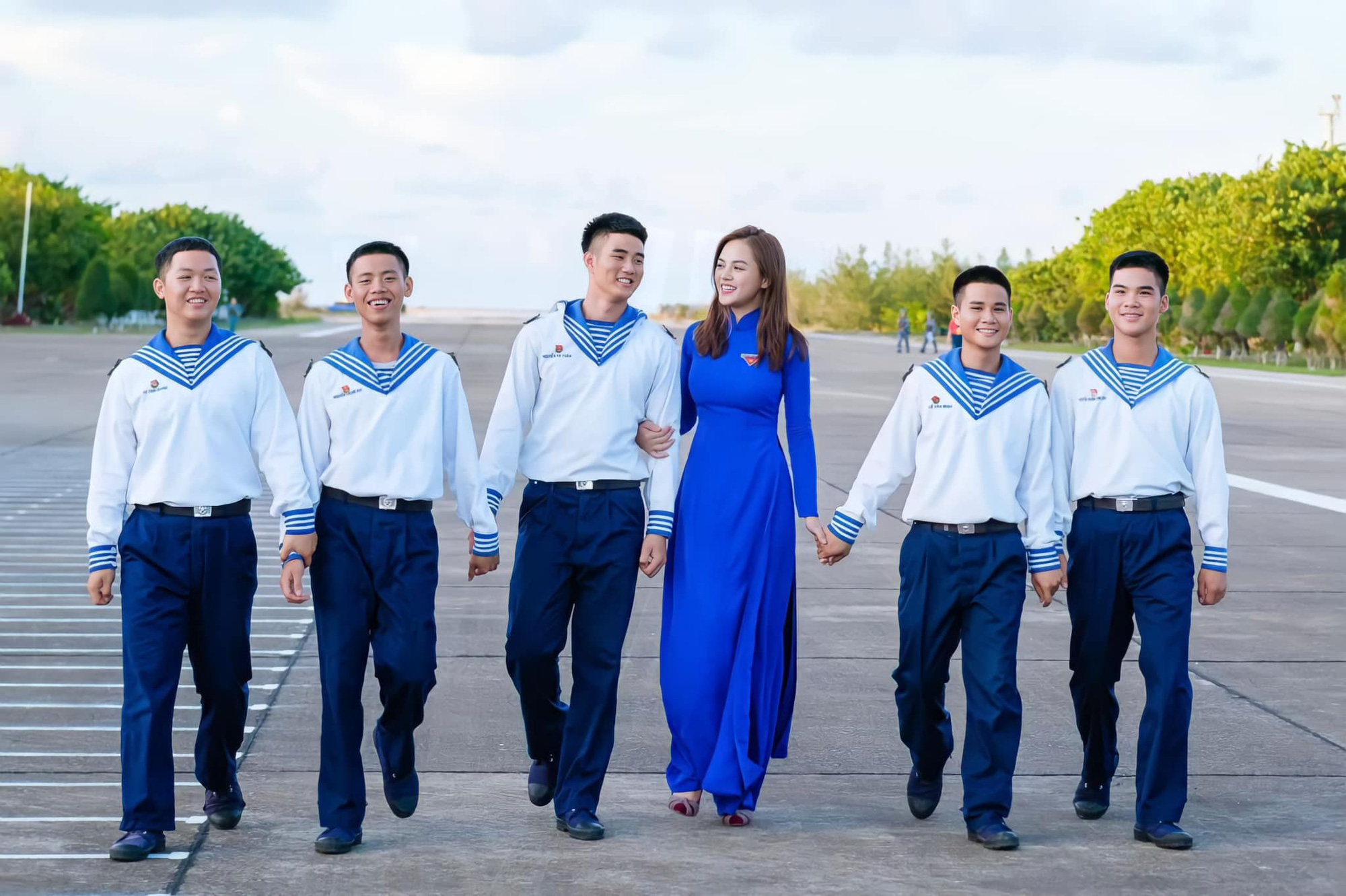 Diễn viên Việt tuần qua: Hồng Diễm diện áo tắm, Quỳnh Kool hoá nữ sinh trở lại trường xưa