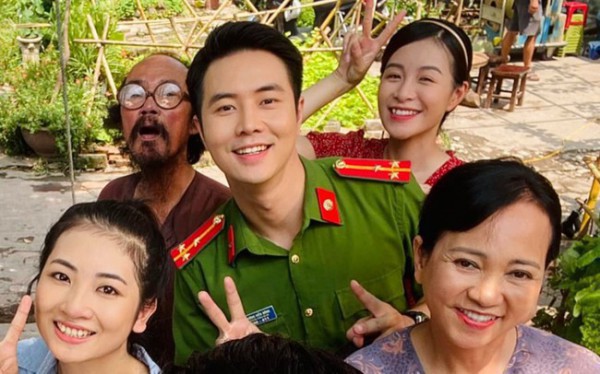 Hậu trường đáng yêu của dàn diễn viên Làng trong phố Hậu trường đáng yêu của dàn diễn viên Làng trong phố