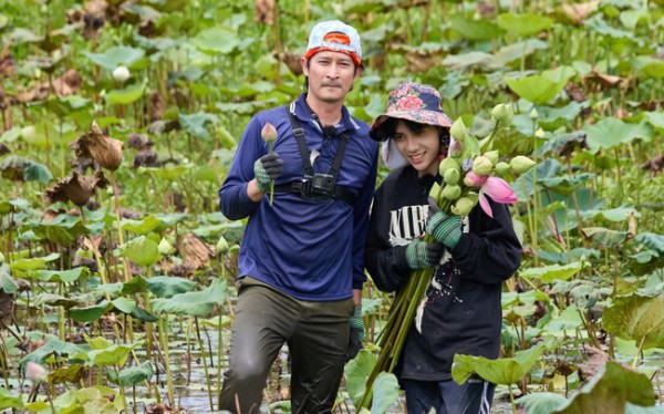 Huy Khánh - Quang Hùng MasterD lội bùn, hái sen cả ngày được trả lương 20 ngàn đồng