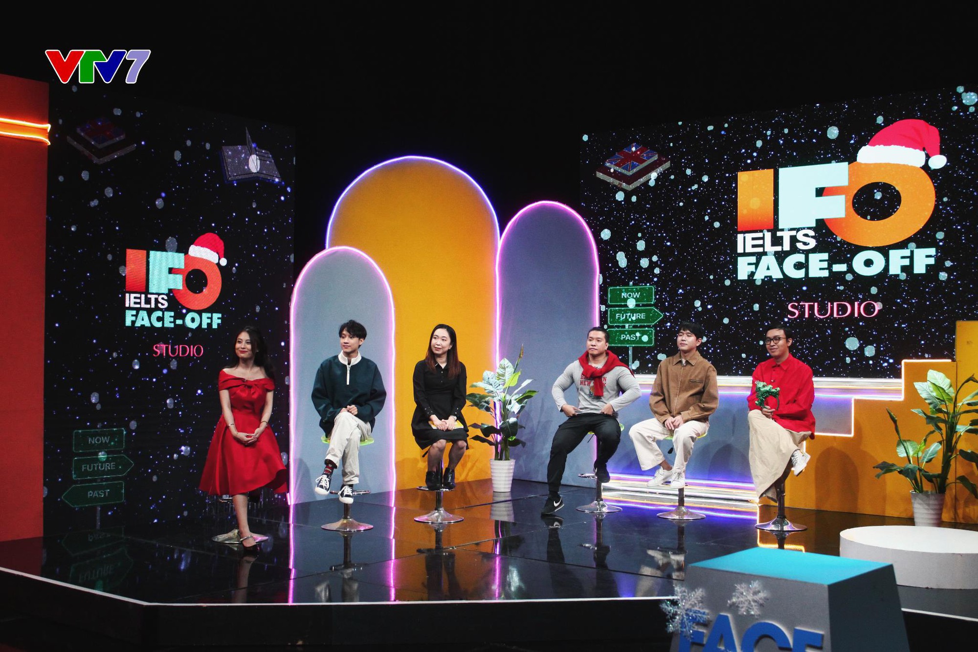 IELTS FACE-OFF Tập 12: Không khí Giáng sinh ngập tràn, đoàn tụ đủ 5 host tại studio